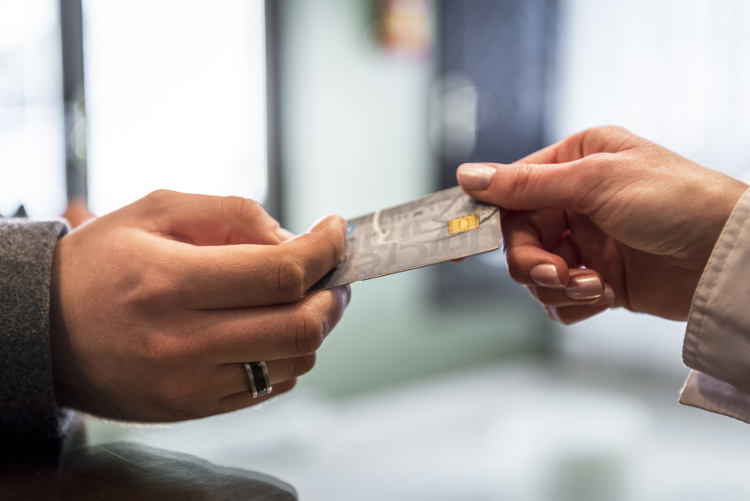 karta kredytowa przekazywana z dłoni do dłoni