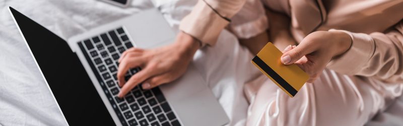 kobieta płacąca za zakupy online za pomocą karty kredytowej