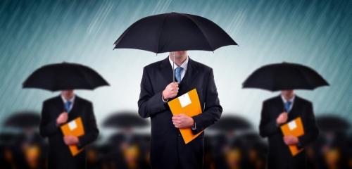 mężczyźni w garniturach pod parasolami w deszczu