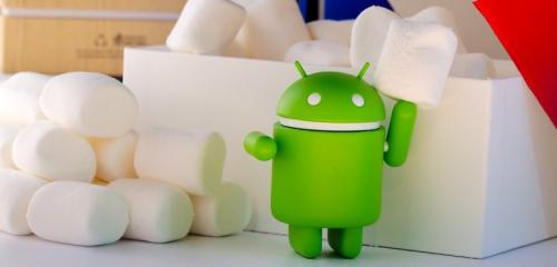 zielony android na tle pianek marshmallow