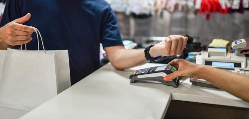 mężczyzna płacący za pomocą Google Pay za zakupy
