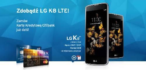 karty kredytowe Citibanku oraz smartfon LG na niebieskim tle
