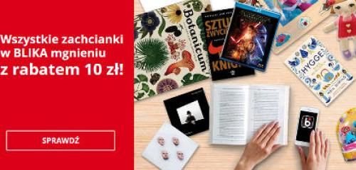 reklama sklepu merlin.pl na blacie książki, płyty oraz inny asortyment sklepu i dłonie trzymające telefon z BLIKiem
