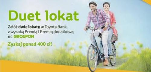 Mężczyzna z kobietą jadący przez polanę na rowerze duet - lokata Toyota Banku