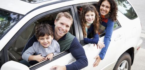 czteroosobowa rodzina w białym aucie, na które zaciągnięty został kredyt na samochód używany