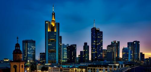 panorama Frankfurtu nocą