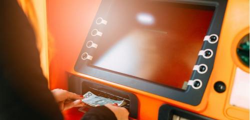 kobieta wypłacająca gotówkę z bankomatu