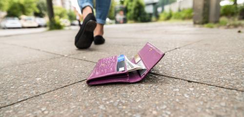 zgubiony portfel z pieniędzmi i kartami leżący na chodniku