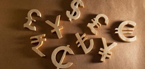 drewniane symbole różnych walut