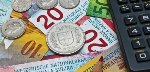 banknoty, monety i kalulator