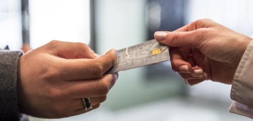 karta kredytowa przekazywana z dłoni do dłoni