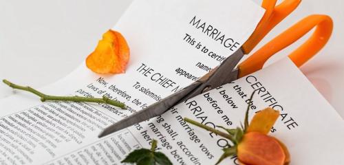 nożyczki przecinające dokumenty dotyczące zawarcia małżeństwa
