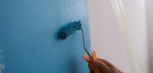 Remont malowanie ściany na niebiesko