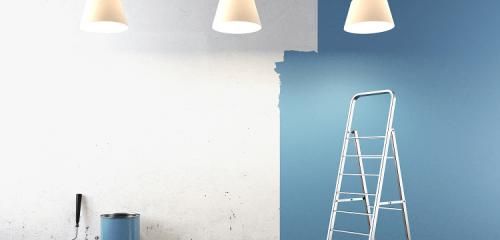 remont domu, malowanie ścian na niebiesko, puszka z farbą na podłodze