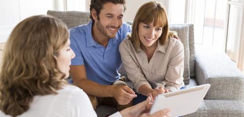 doradcza finansowy tłumaczy parze jak zaciągnąć kredyt hipoteczny krok po kroku