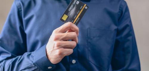 Rezygnacja z karty kredytowej - mężczyzna z kartą kredytową