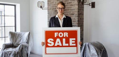 Ogłoszenie kobieta z napisem: sprzedaż mieszkania