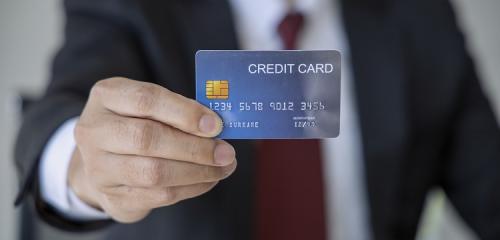 karta kredytowa od ręki wydawana przez pracownika banku