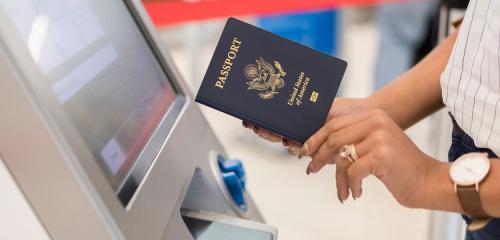 Kobieta w urzędzie załatwia sprawę wyrobienia paszportu