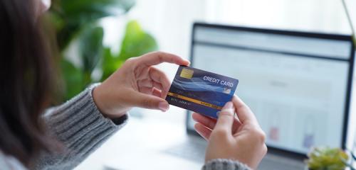 kobieta trzymająca w dłoniach niebieską kartę kredytową