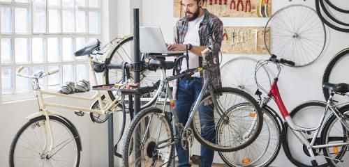 Przedsiębiorca w serwisie rowerów składający przez internet wniosek o kredyt gotówkowy na działalność gospodarczą