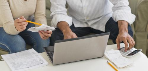 Para z ustawową rozdzielnością małżeńską płaci rachunki siedząc z kalkulatorem przed laptopem