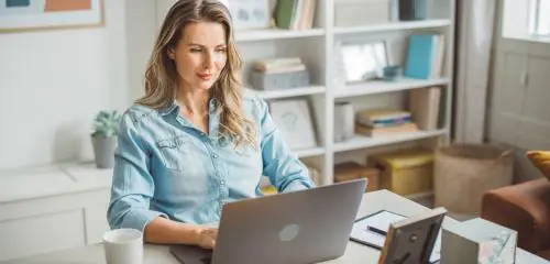 kobieta siedząca przed laptopem i wybierająca obligacje skarbowe przez internet
