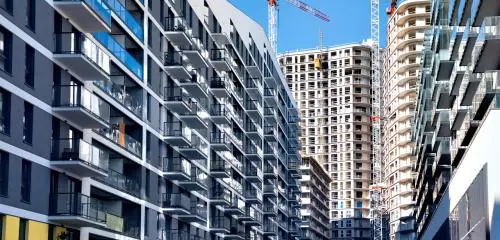 Zespół wielu apartamentowców w budowie